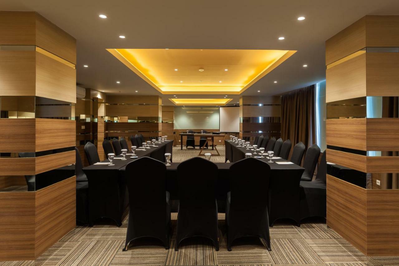 Ramada By Wyndham Serpong Exterior foto
